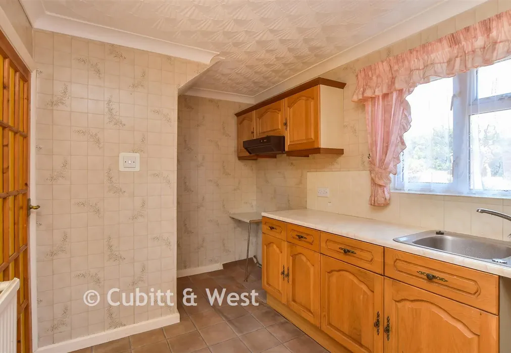 Kitchen - Sandhurst Avenue, Woodingdean, East Sussex - Wards of Kent