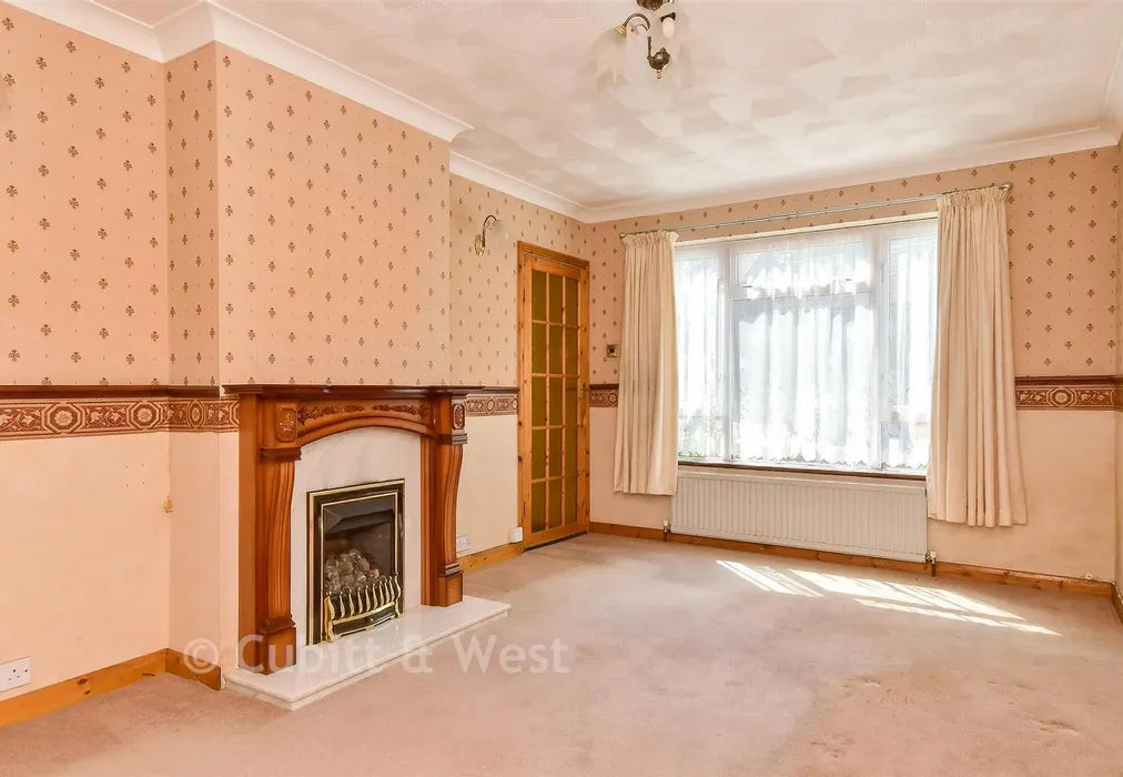 Lounge - Sandhurst Avenue, Woodingdean, East Sussex - Wards of Kent