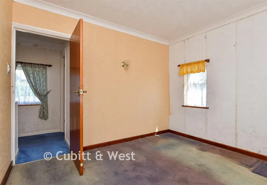 Bedroom 2 - Sandhurst Avenue, Woodingdean, East Sussex - Wards of Kent