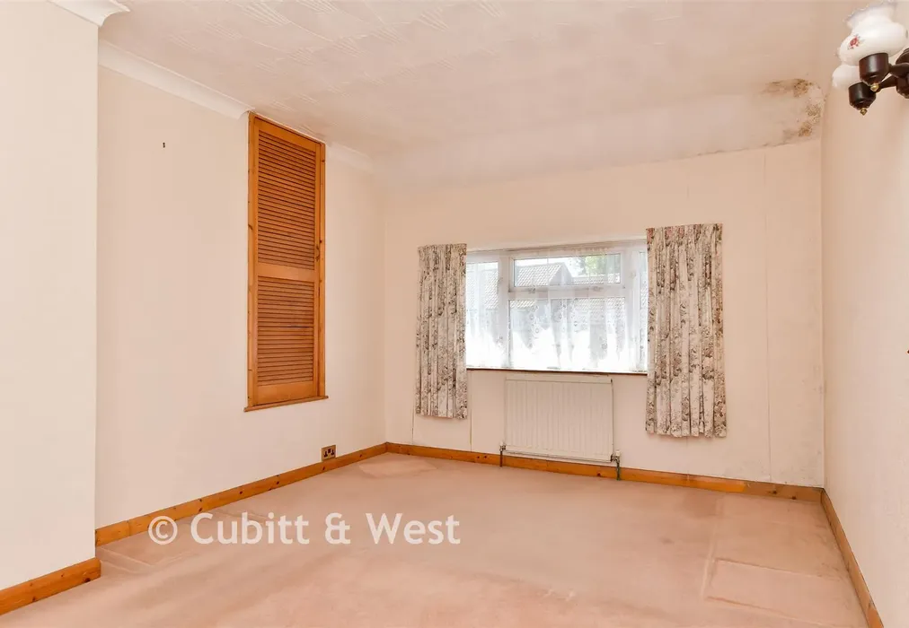 Bedroom 1 - Sandhurst Avenue, Woodingdean, East Sussex - Wards of Kent