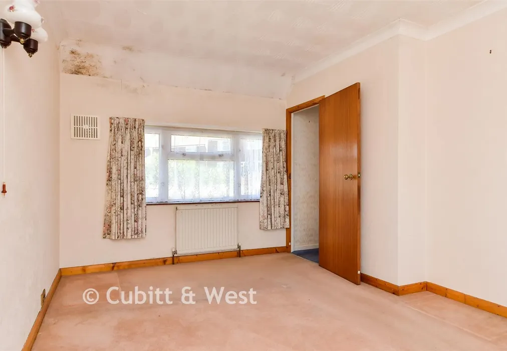 Bedroom 1 - Sandhurst Avenue, Woodingdean, East Sussex - Wards of Kent