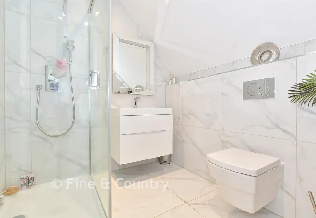 En-Suite - Windmill Close, Hawkinge, Kent - Wards of Kent