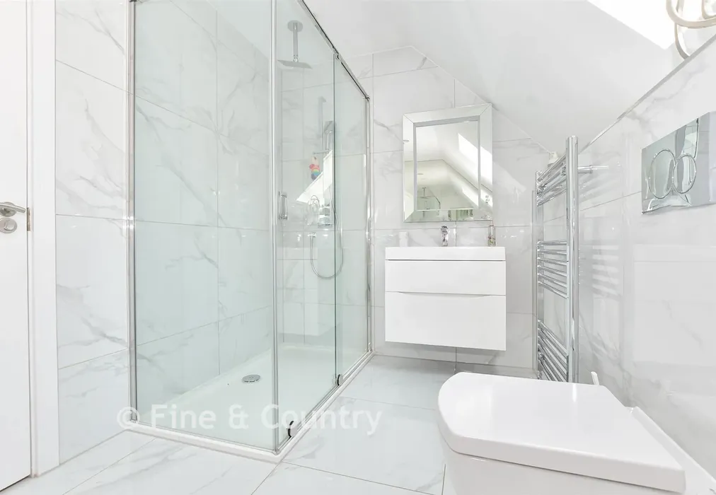 Bathroom - Windmill Close, Hawkinge, Kent - Wards of Kent