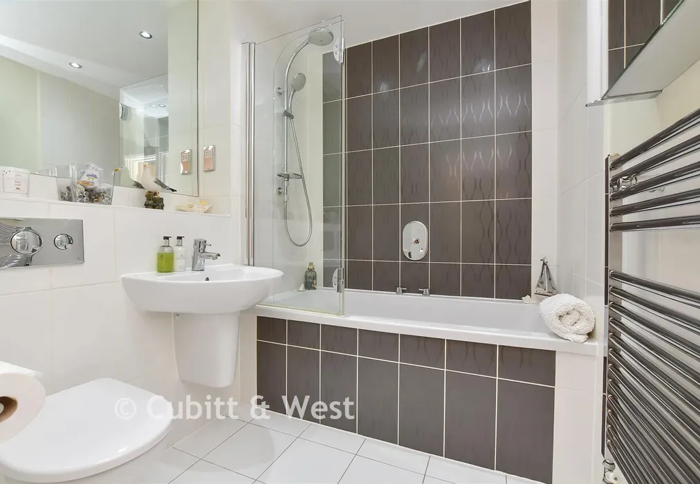 Bathroom - Reigate Road, Reigate, Surrey - Wards of Kent