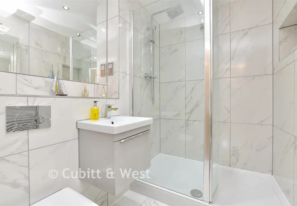 En-Suite Shower Room - Reigate Road, Reigate, Surrey - Wards of Kent