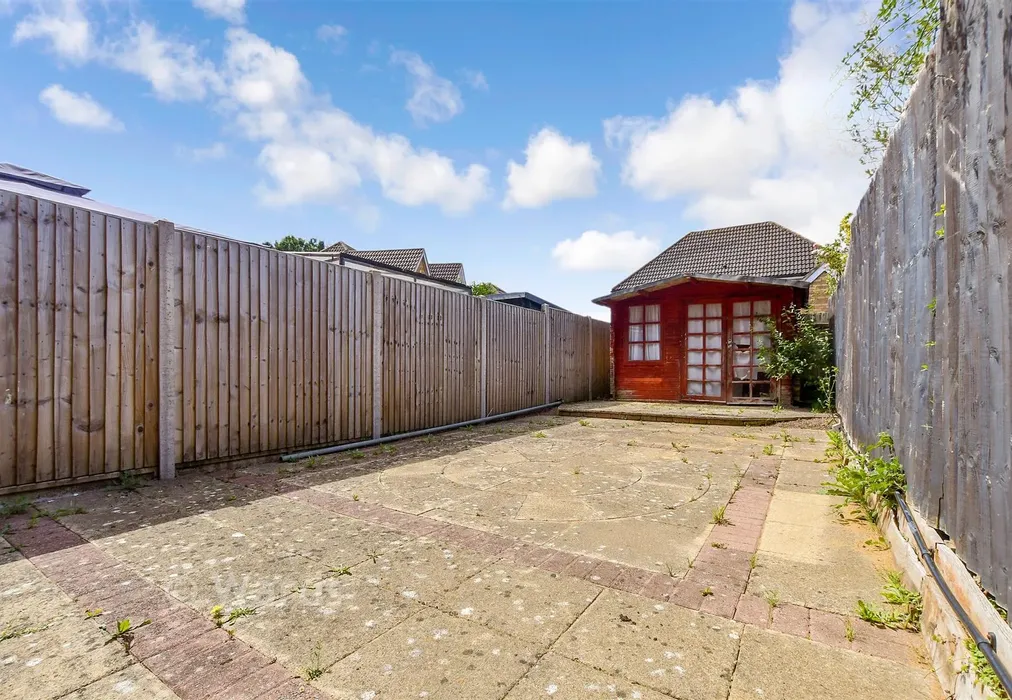 Rear Garden - Vespasian Way, Kingsnorth, Kent - Wards of Kent