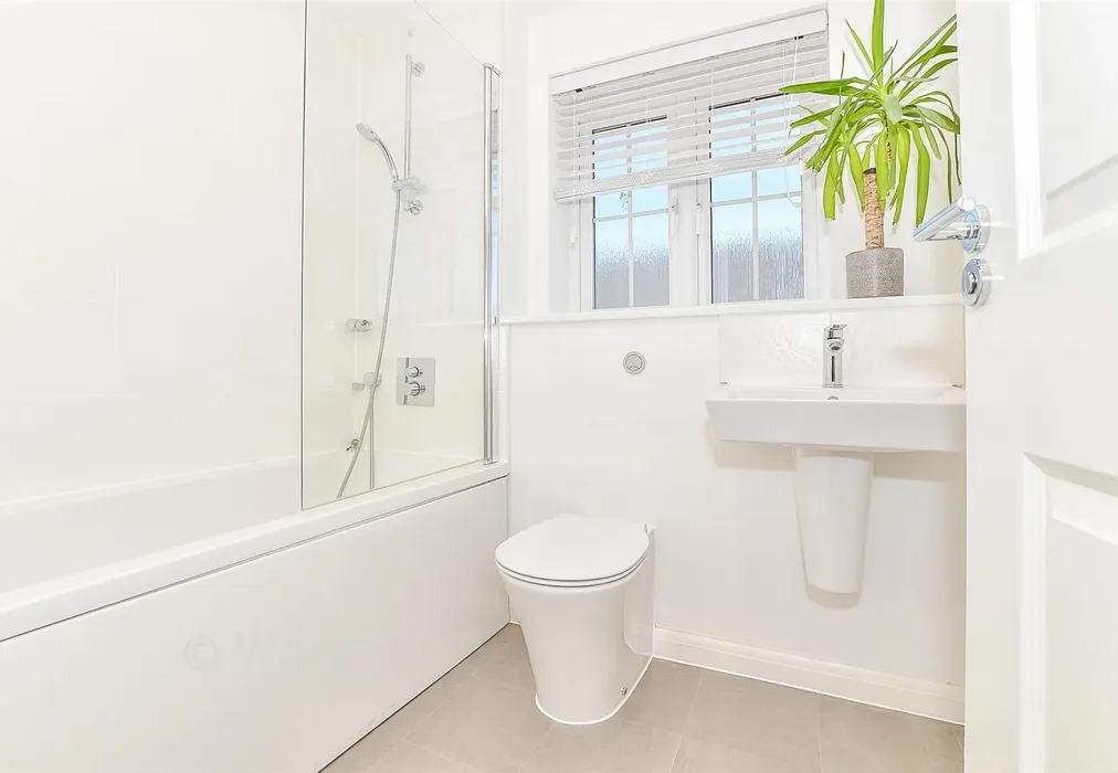 Bathroom - Tyler Road, Staplehurst, Kent - Wards of Kent