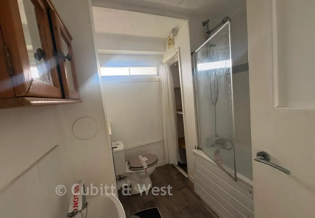 Wc - Lumsden Road, Southsea, Hampshire - Wards of Kent