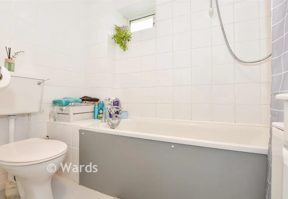 Bathroom - Harvest Ridge, Leybourne, West Malling, Kent - Wards of Kent