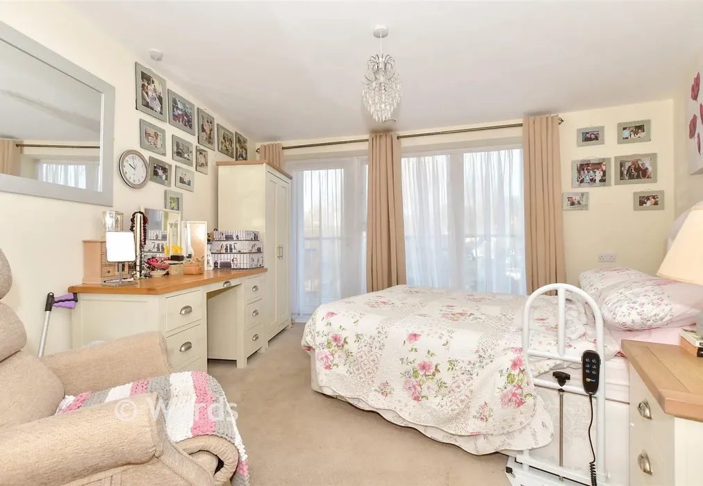 Bedroom 1 - Elkington House, Dover, Kent - Wards of Kent