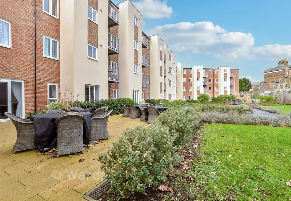 Communal Garden - Elkington House, Dover, Kent - Wards of Kent
