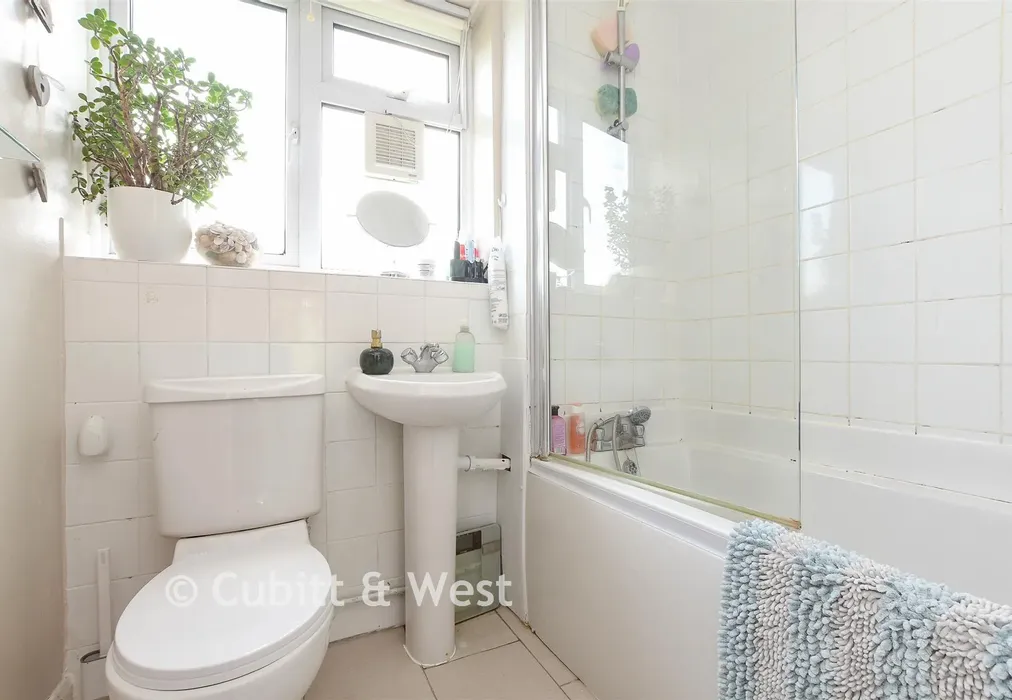Bathroom - Wrayfield Avenue, Reigate, Surrey - Wards of Kent