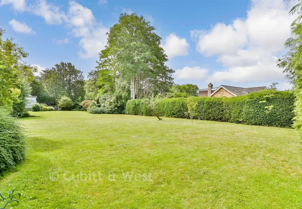 Communal Gardens - Wrayfield Avenue, Reigate, Surrey - Wards of Kent