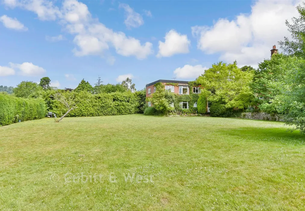Communal Gardens - Wrayfield Avenue, Reigate, Surrey - Wards of Kent