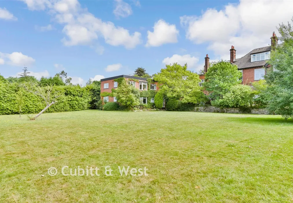Communal Gardens - Wrayfield Avenue, Reigate, Surrey - Wards of Kent