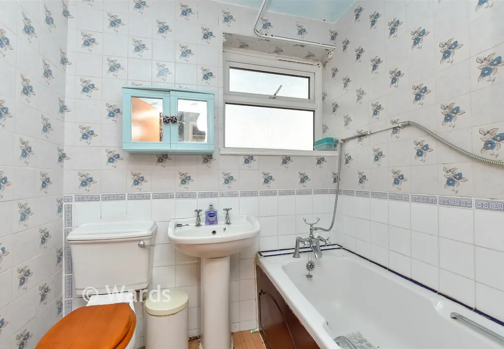 Bathroom - Lion Field, Faversham, Kent - Wards of Kent