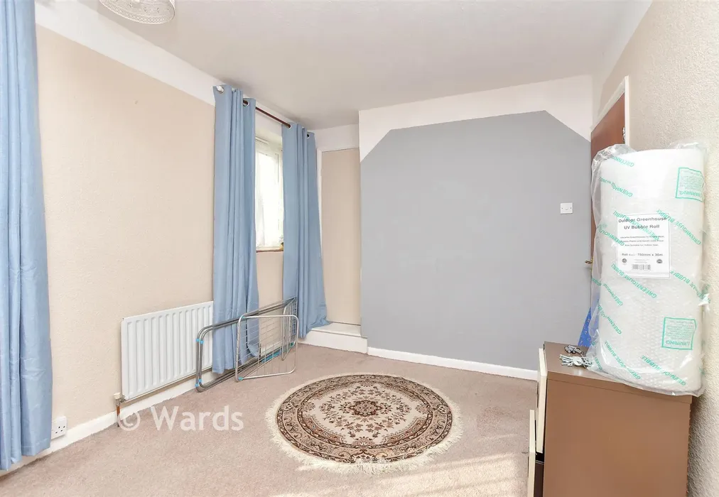 Bedroom 1 - Lion Field, Faversham, Kent - Wards of Kent
