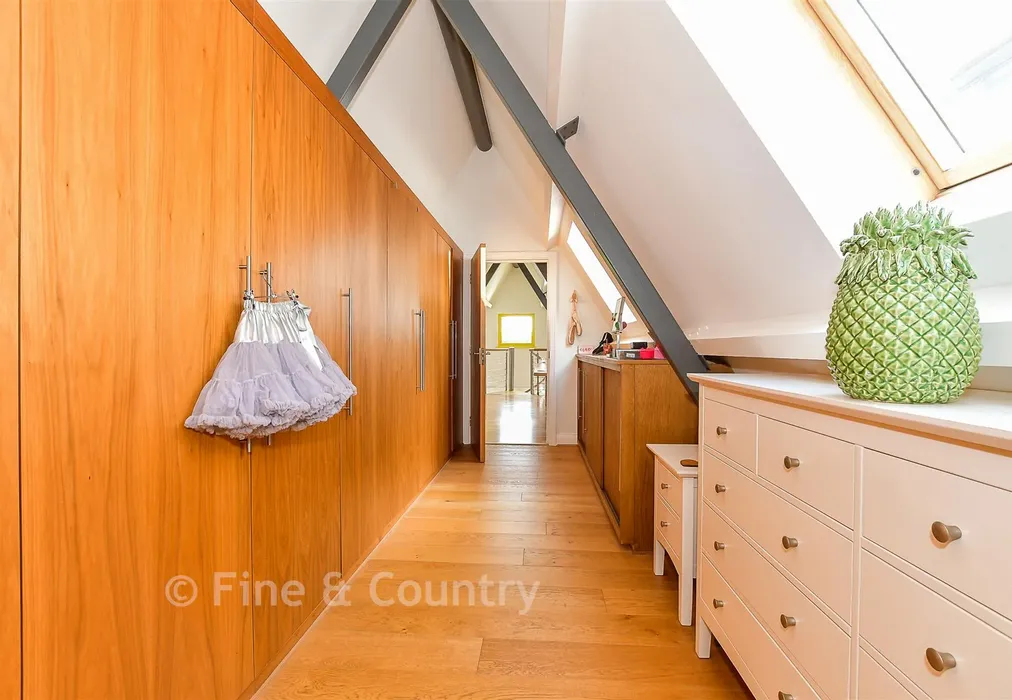 Dressing Room - Hartfield Road, Cowden, Edenbridge, Kent - Wards of Kent