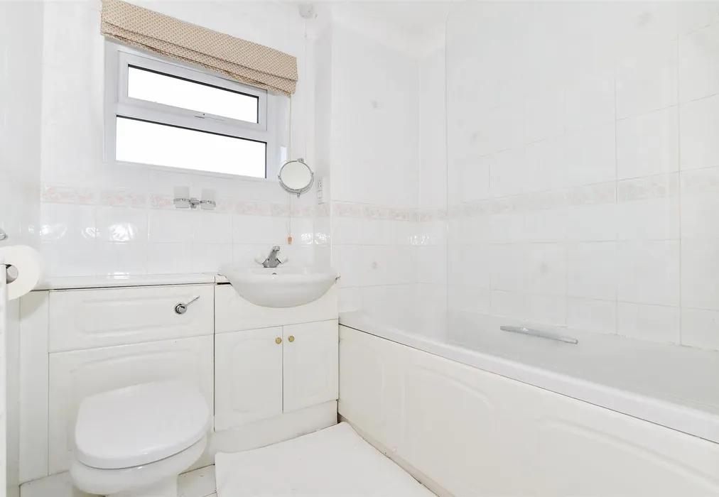 Bathroom - Carmans Close, Loose, Kent - Wards of Kent