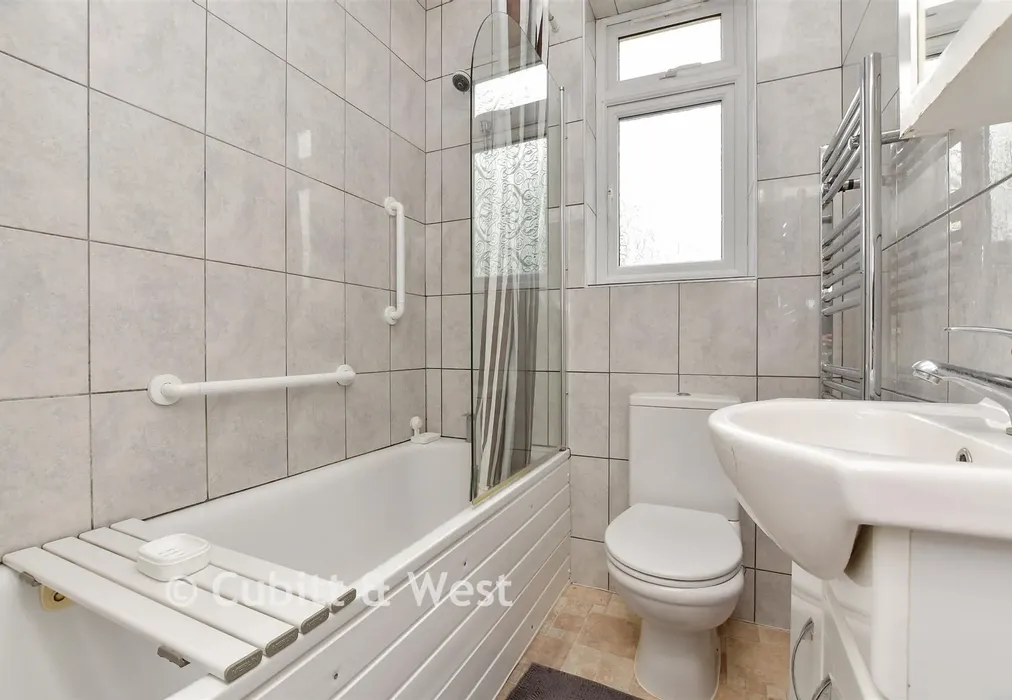 Bathroom - Greenside Road, Croydon, Surrey - Wards of Kent