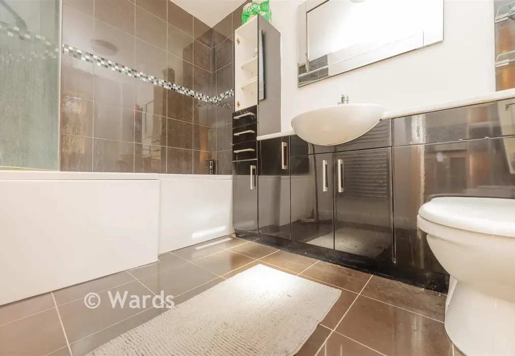 Bathroom - St. Leonard's Avenue, Chatham, Kent - Wards of Kent