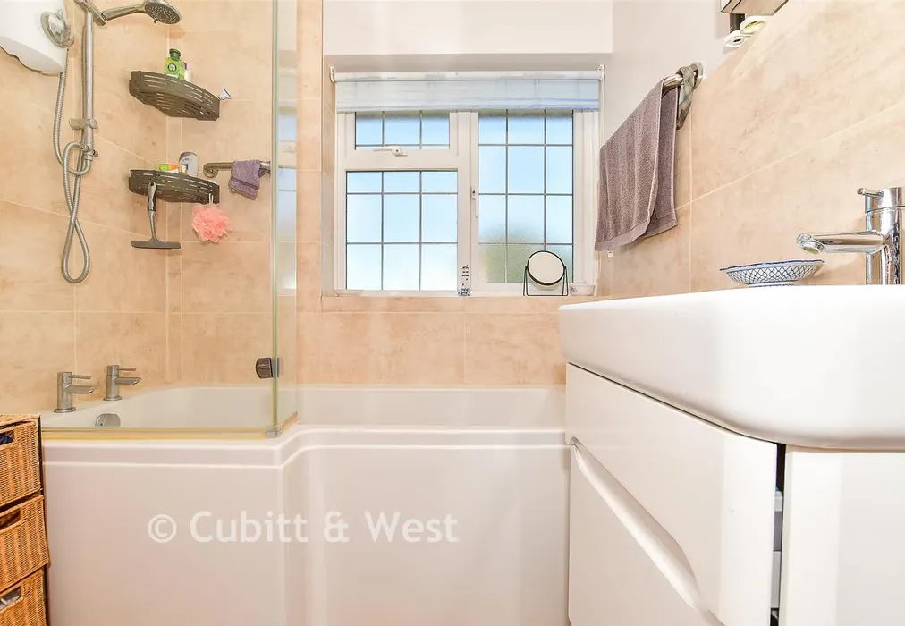 Bathroom - Princes Field, Berwick, East Sussex - Wards of Kent