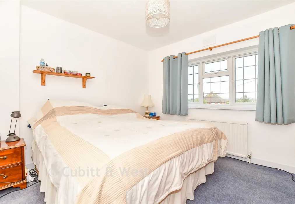 Bedroom 1 - Princes Field, Berwick, East Sussex - Wards of Kent