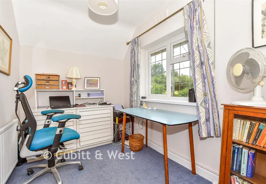 Bedroom 3 - Princes Field, Berwick, East Sussex - Wards of Kent