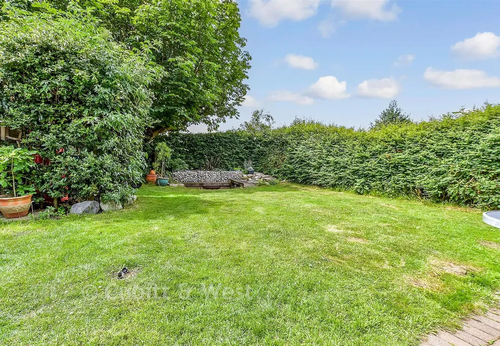 Rear Garden - Princes Field, Berwick, East Sussex - Wards of Kent