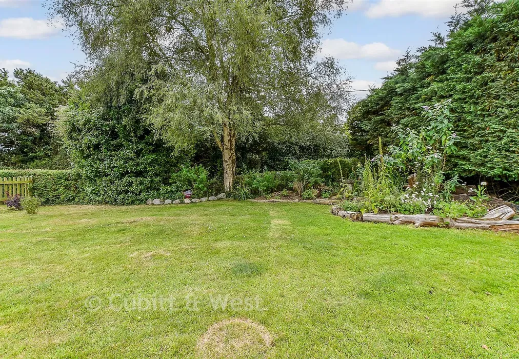 Front Garden - Princes Field, Berwick, East Sussex - Wards of Kent