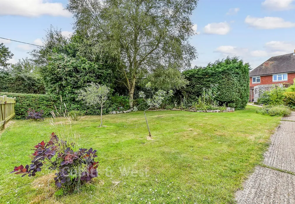 Front Garden - Princes Field, Berwick, East Sussex - Wards of Kent