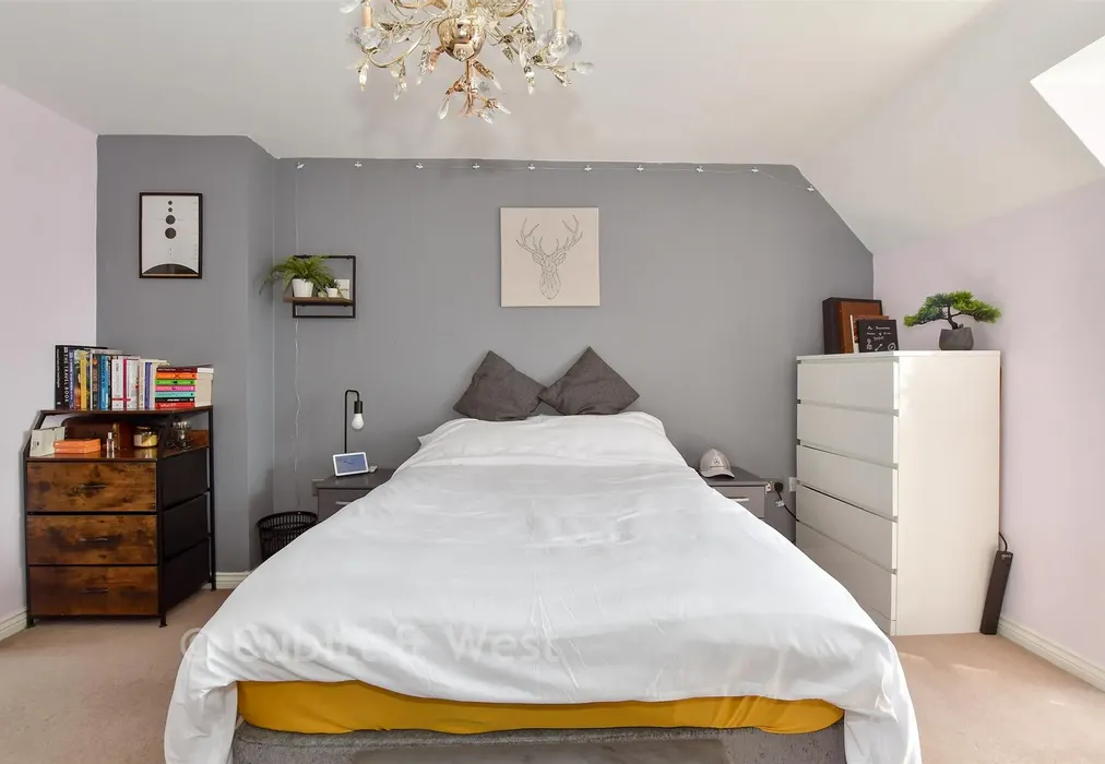 Bedroom 1 - Oddstones, Pulborough, West Sussex - Wards of Kent