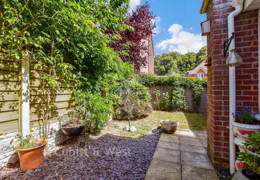 Rear Garden - Oddstones, Pulborough, West Sussex - Wards of Kent