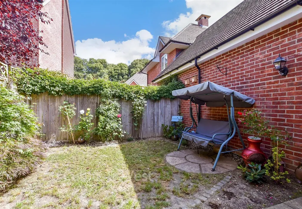 Rear Garden - Oddstones, Pulborough, West Sussex - Wards of Kent