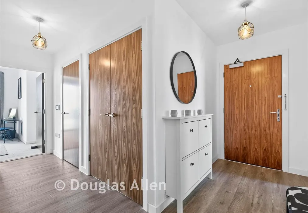 Entrance Hall - Ripplegate Walk, Barking, Essex - Wards of Kent