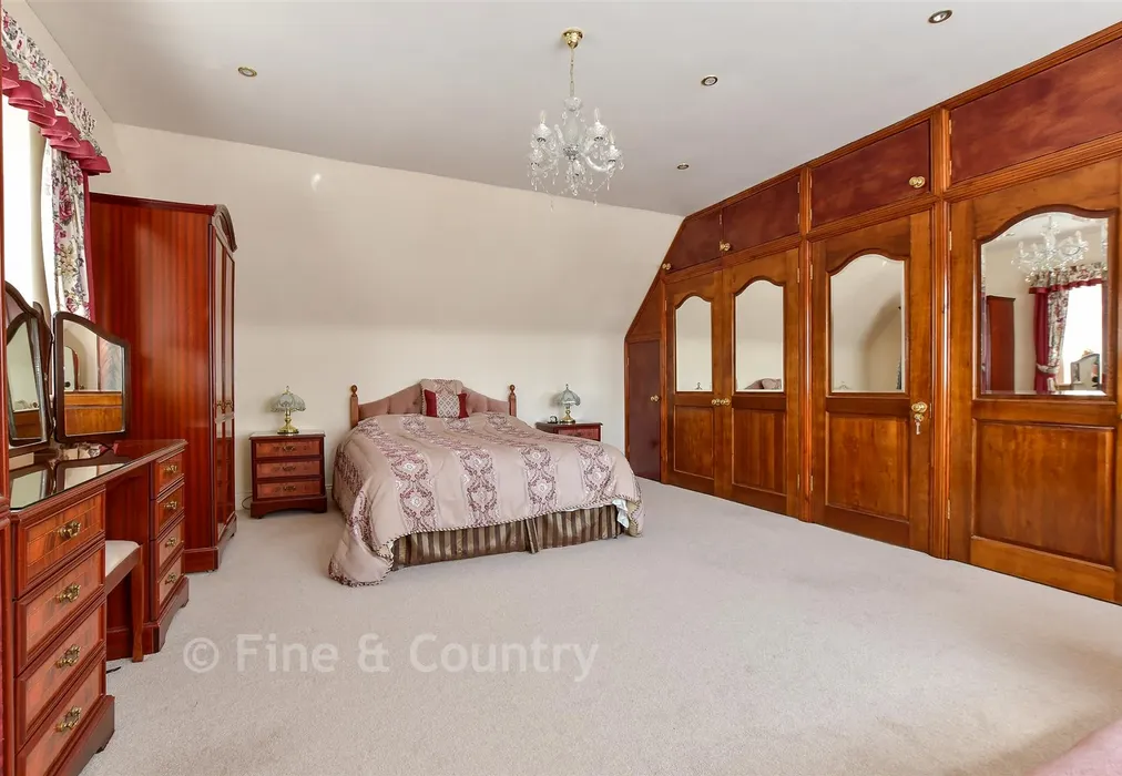 Dressing Room - Manor Road, Shanklin, Isle of Wight - Wards of Kent