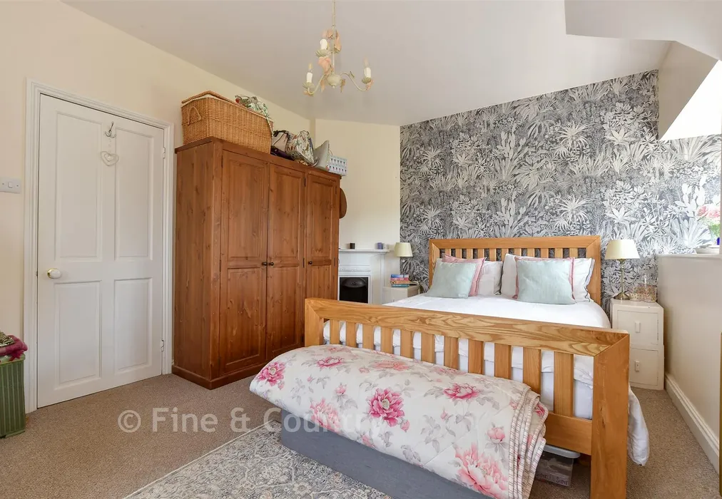 Bedroom 1 - Sheepwash Lane, Godshill, Isle of Wight - Wards of Kent