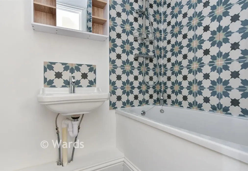 Bathroom - Grosvenor Place, Margate, Kent - Wards of Kent