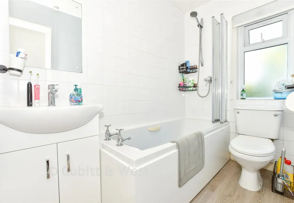 Bathroom - North Row, Uckfield, East Sussex - Wards of Kent