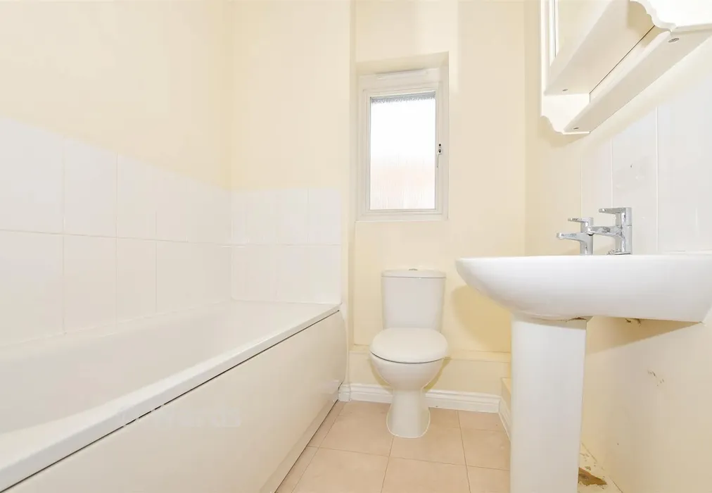 Bathroom - Beadsman Crescent, West Malling, Kent - Wards of Kent