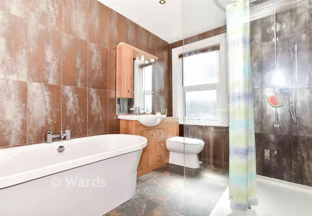 Bathroom - Tonbridge Road, Maidstone, Kent - Wards of Kent