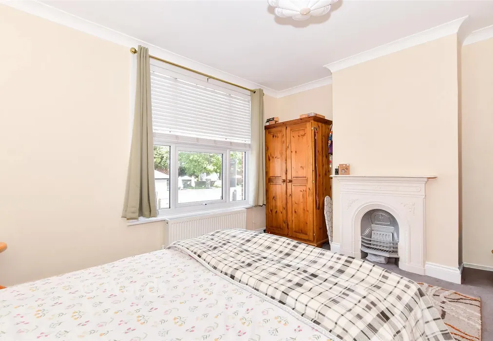 Bedroom 1 - Tonbridge Road, Maidstone, Kent - Wards of Kent