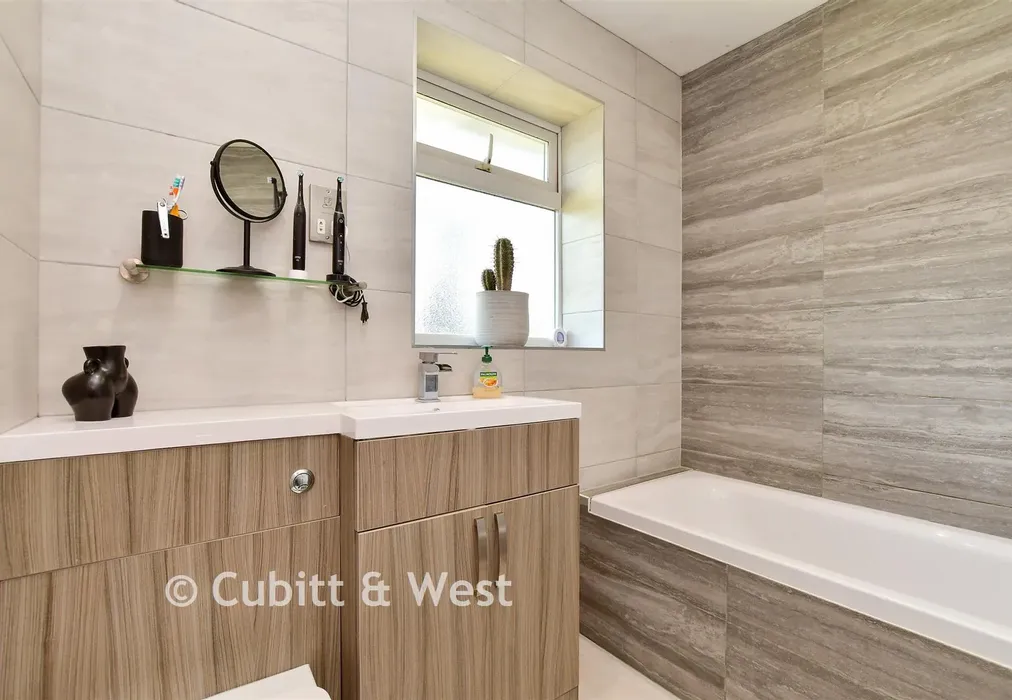 Bathroom - Springfield Gardens, Worthing, West Sussex - Wards of Kent