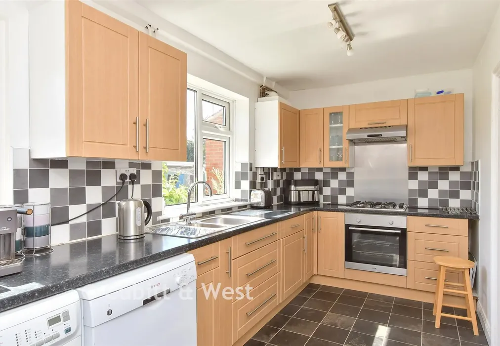 Kitchen - Gordon Avenue, Bognor Regis, West Sussex - Wards of Kent
