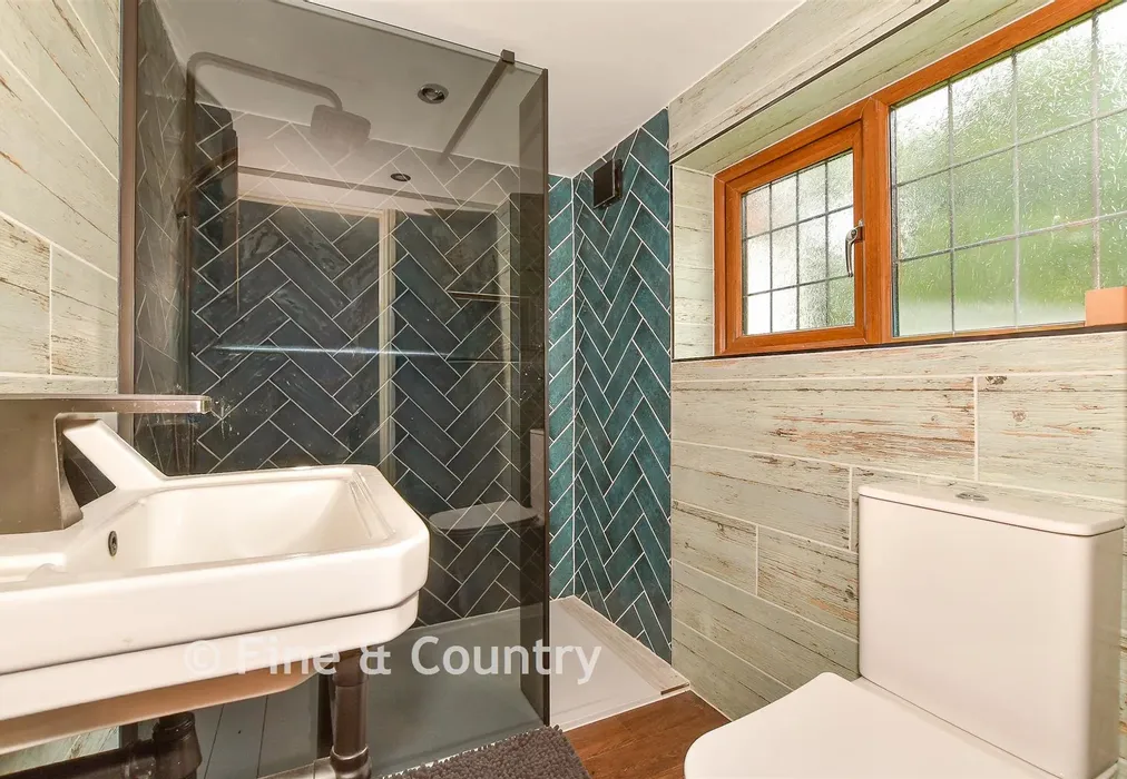 En-Suite - Fordwich Road, Sturry, Canterbury, Kent - Wards of Kent