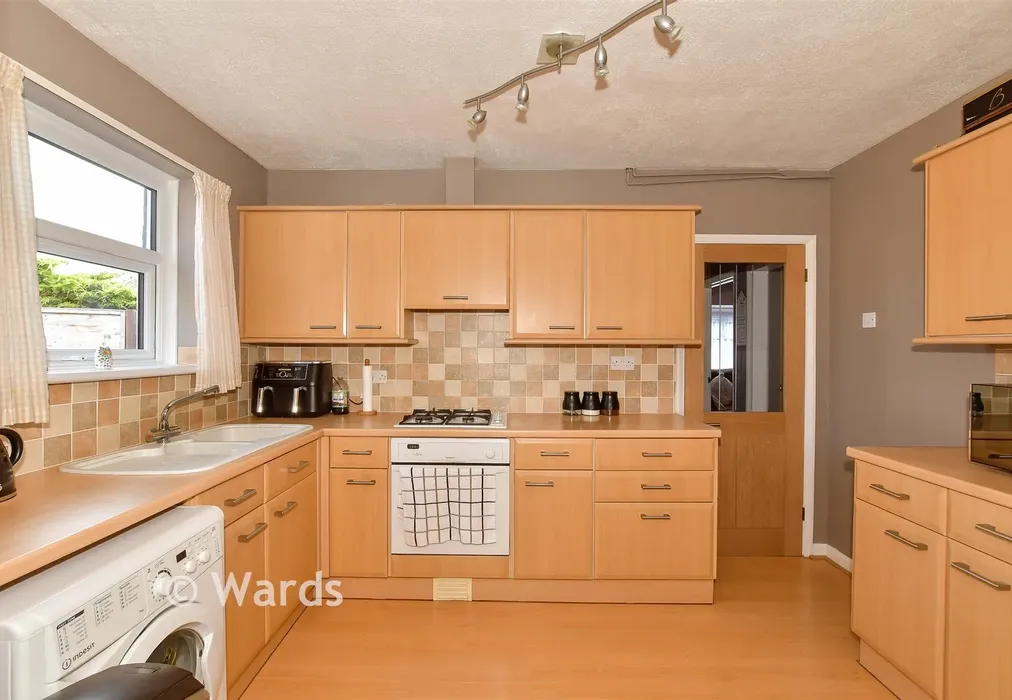 Kitchen - Poplar Drive, Herne Bay, Kent - Wards of Kent