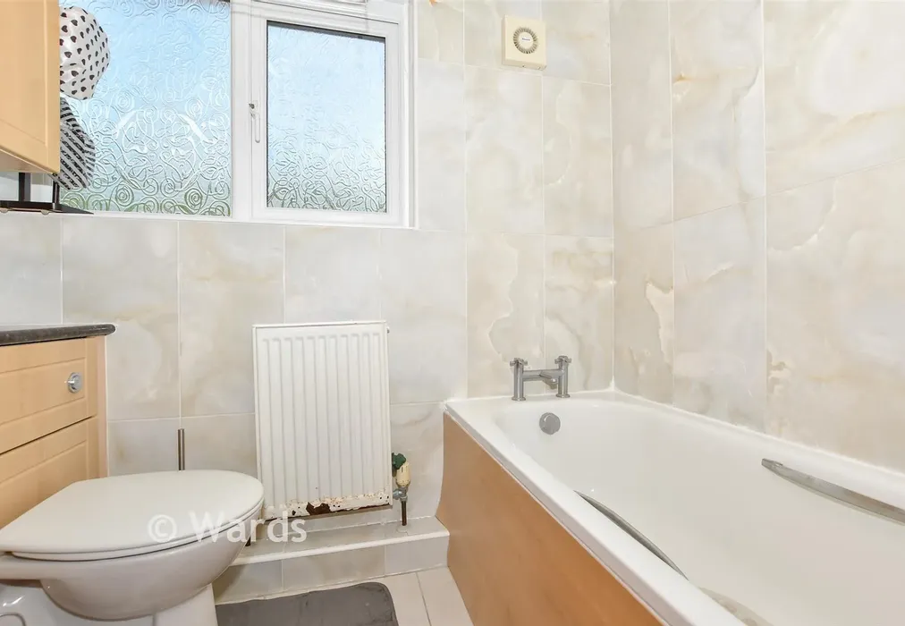 Bathroom - Oxenden Road, Folkestone, Kent - Wards of Kent