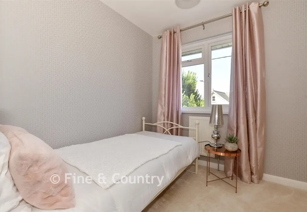 Bedroom 4 - Place Road, Cowes, Isle of Wight - Wards of Kent