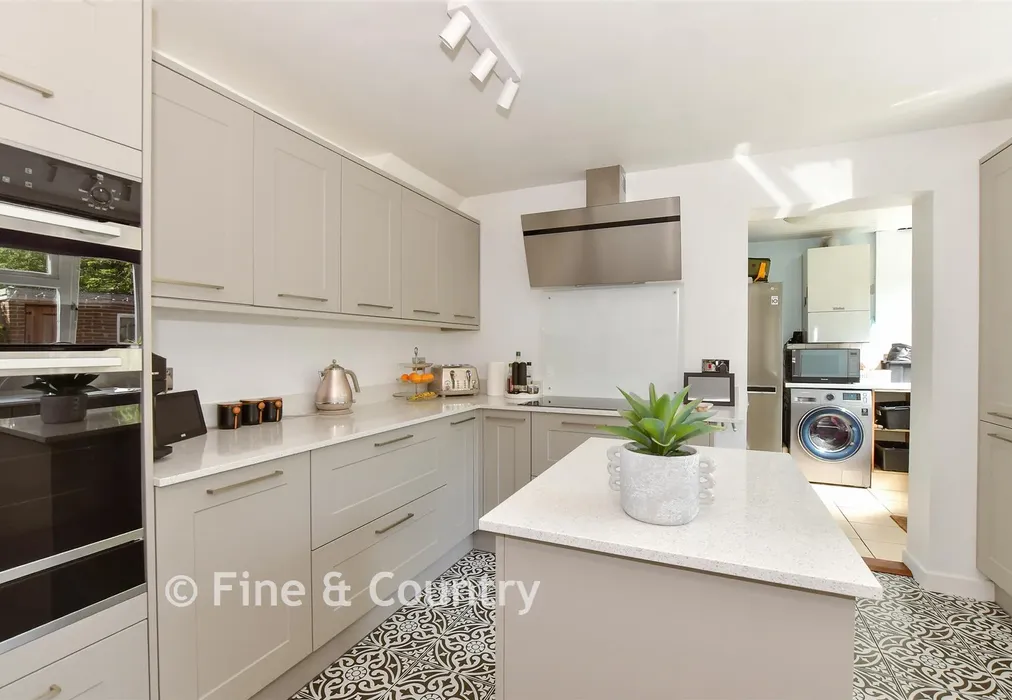 Kitchen - Place Road, Cowes, Isle of Wight - Wards of Kent