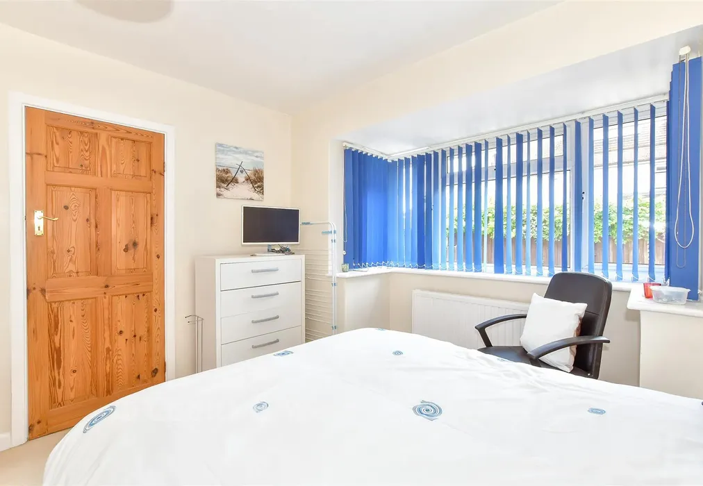 Bedroom 1 - Burnham Gardens, Bognor Regis, West Sussex - Wards of Kent